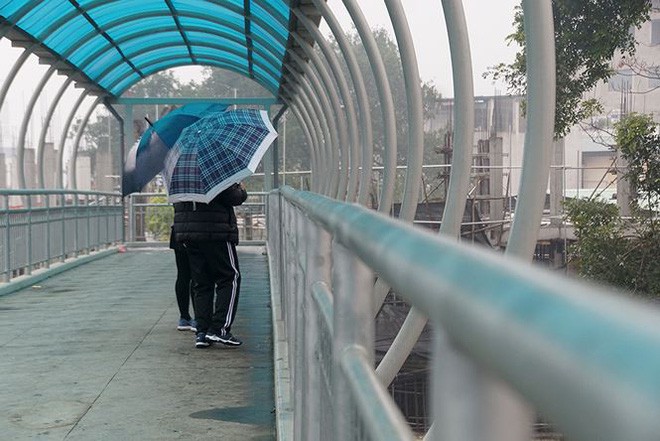 Người Hà Nội vất vả trong ngày mịt mù mưa rét tăng cường Người Hà Nội vất vả trong ngày mịt mù mưa rét tăng cường